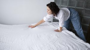 coup moyen femme faisant le lit